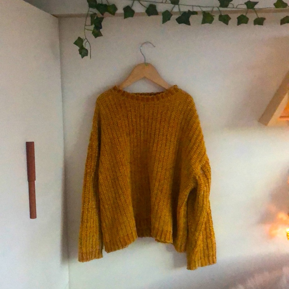 A golden colour knit sweater. Size 10/11 and 140cm.